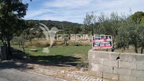 Get to know this well located rustic land in the Reguengo area of Portalegre. With about 2.5 ha, this land has a great sun exposure, inserted in a vineyard area of demarcated area of Portalegre.