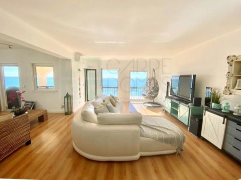 Bright 3 bedroom apartment refurbished, opposite Sesimbra Beach. Consisting of entrance hall, living room and room with terrace, full bathroom, bedroom hall and 3 bedrooms with wardrobe (one of them suite). It features a parking place. 3 bedroom apar...