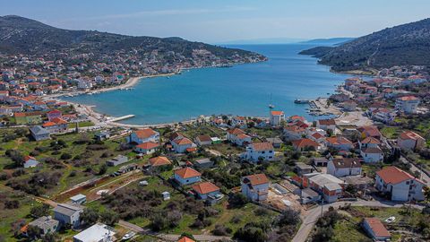 Marina, Vinišće, building plot of 1123m2. The land is located approx. 300m from the coast with a view of the sea and the bay. The plot is reached via a macadam road. Ideal for building a family villa with a pool or an apartment building. www.biliskov...