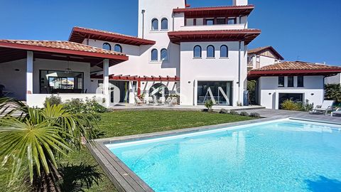 In a quiet area of Ciboure, on the banks of Nivelle and the immediate proximity of the golf course, contemporary villa for rent with heated pool and views of Saint Jean de Luz. It consists of a main house of about 300 m with 5 bedrooms and 3 bath or ...