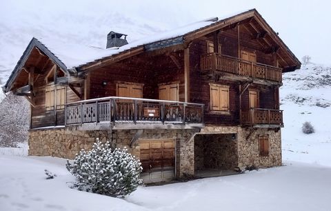 Située à 1860 m d'altitude, sur le massif des Grandes Rousses l'Alpe d'Huez est une station familiale idéale pour des vacances aux sports d'hiver. Elle propose une multitude d'activités pour toute la famille : pistes de ski, patinoire, espaces luges,...