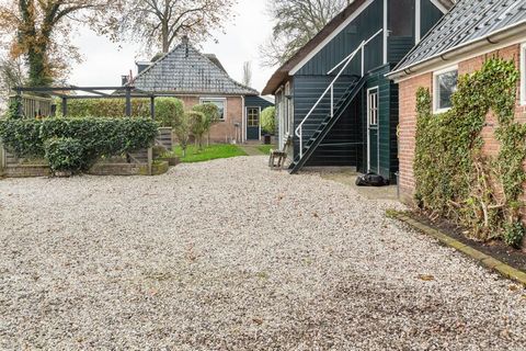 Dit vakantiehuisje ligt in het prachtige dorp Dwarsgracht, 3 km ten westen van Giethoorn. Het charmante huisje is voorzien van 1 slaapkamer en daarom uitermate geschikt voor 2 personen. Vaar door het oude centrum van Giethoorn of verkent de rest van ...