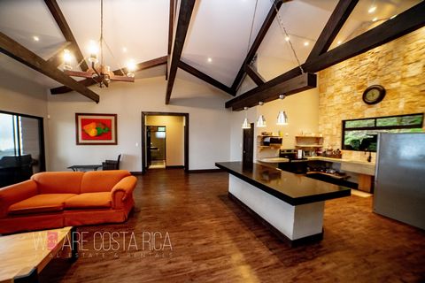 Welkom bij een prachtige woning in Quinta-stijl te koop op de gewenste locatie van San Juan Norte de Poás, Alajuela. Dit prachtige landgoed beslaat meer dan 10.000 m² grond en kost US $ 850.000. Met een elegant en traditioneel ontwerp beschikt dit hu...