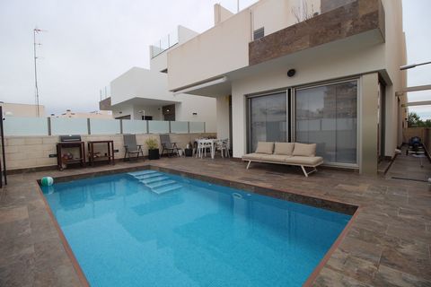 This property is situated in a quiet residential area of Villamartin and comes with both a private pool as well as a communal swimming pool. There is plenty of storage space as the rear of the villa has a large walk in storage room accesible from eit...