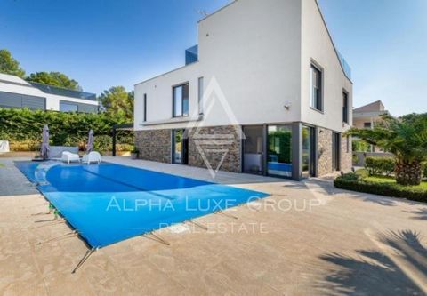 ALPHA LUXE GROUP is selling a unique villa with a view of the sea and the Brijuni Islands, Fažana, ISTRIA The villa is in a quiet settlement, only 150m from the sea, the center of Fažana, and its beautiful promenades. It has a total area of 300 m2, l...