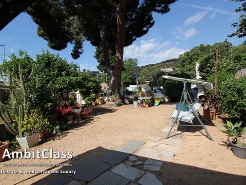 With the great charm of the village houses of yesteryear, we have this cozy house from the year 1900 very well maintained, but to reform, in the urban area of Cabrils. Finca with many possibilities, authentically vintage since it preserves architectu...