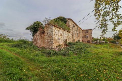 Location: Istarska županija, Vižinada, Vižinada. Istria, Vižinada, surroundings Near Vižinada and surrounded by beautiful nature and a few holiday homes, this stone complex is for renovation and is looking for a new owner. It is 10-20 minutes away fr...