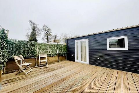 Enjoy the peace and space, yet a stone's throw from Heerhugowaard and Alkmaar. You can completely relax in this wonderful residence on a small-scale, but modernized holiday park in Hensbroek. The private garden is spacious and you can enjoy yourself ...