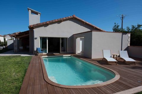 Invest in high-end accommodation and a remarkable site, in the heart of the Golden Triangle. You will choose this villa for its beautiful terraces of about 100m ², its private heated pool and for its interior both cocooning and very good standing. In...