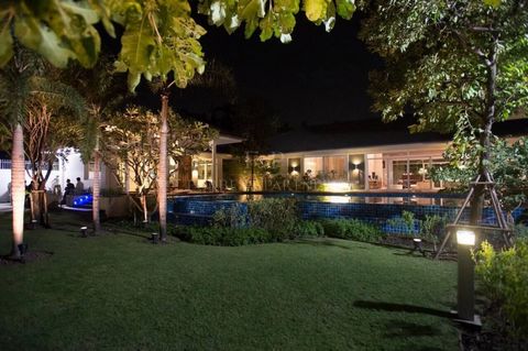 Esta villa de lujo se encuentra en el corazón de Ladprao 87. La propiedad cuenta con 4 dormitorios con gran espacio y armarios, 4 baños, una piscina privada para relajarse, y una zona ajardinada para disfrutar del aire libre. Features: - SwimmingPool