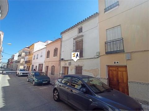 Esta céntrica propiedad se encuentra en una generosa parcela de 123 metros cuadrados muy cerca de todos los lugares de interés como bares, restaurantes, hoteles, iglesias y museos en la ciudad de Lucena, en la provincia de Córdoba de Andalucía, Españ...