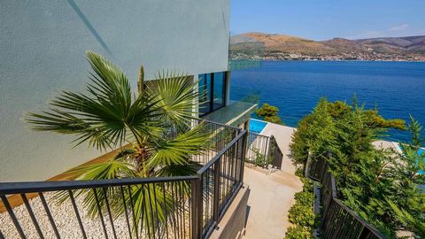 Modern luxury villa only 120 meters from the sea and the beach on the island of Čiovo. Due to its elevated position, the villa offers a spectacular view of the sea. The island is known for its many beautiful coves and beaches and crystal clear sea, a...