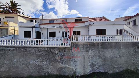 Uitstekende investeringsmogelijkheid op het eiland Porto Santo. Dit gebouw ligt op 3 minuten lopen van het stadscentrum en beschikt over: Een gelijkvloers huis met 3 slaapkamers en drie appartementen met 1 slaapkamer op de 1e verdieping, energieklass...