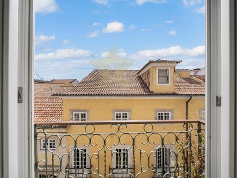 Residential complex in Lisbon of 88 m2, on a plot of 93 m2, consisting of: - 3 apartments with 3 bedrooms (1 suite and 2 bedrooms), living room, kitchen and shared bathroom. - 1 apartment with 2 bedrooms (1 suite and 1 bedroom) with living room, kitc...