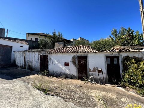 Excellent opportunity to rebuild this house in a state of ruin to your liking and have your first home or invest in a holiday home and monetize it through the Local Accommodation. Single storey house, from 1937, with 35m2 of housing area, annex with ...