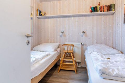 This comfortable cottage in the 2nd row and from 2008 in Danish building style is decorated with modern furniture in Scandinavian design and with wood-clad walls. In November 2018, the mattresses in the double bed were replaced. In the living room th...