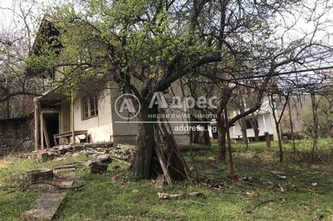 House in the village of Kamenik, rich in history, surrounded by greenery. 360m2 yard. It is located near Dupnitsa and 70 km. The building is from 1975. with a cast slab. Call now and quote this code 585633