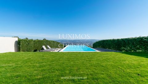 Fantastique villa contemporaine avec vue imprenable sur les montagnes à Cristelo, Paredes. Avec une piscine extérieure orientée à l'est, laissant entrevoir la splendeur des vallées, elle dispose d'un grand jardin extérieur communiquant directement av...