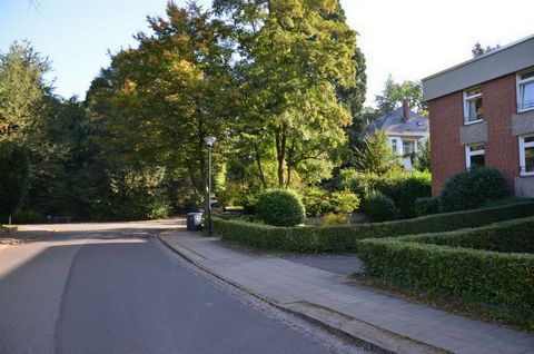 The large sunny flat is situated in a calm villa location surrounded by greenery close to Cologne city.From all windows you have a view into the green and the unit is very quiet on the 2nd floor without direct neighbours! Individuals, couples or a sm...