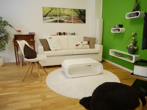 Modernly furnished, high-class equipped apartment in the Opernpalais, one of the prime addresses directly next to the State Opera in the middle of Nuremberg. The generous and cosy living-dining area with open kitchen invites you to stay. A comfortabl...