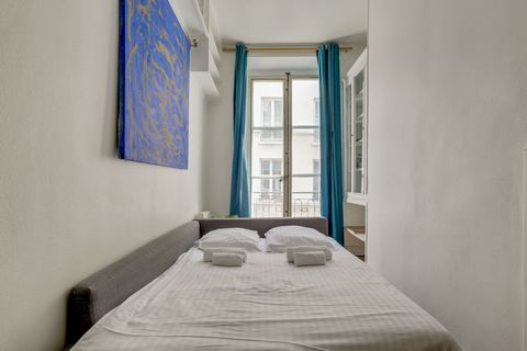 Just a short walk from the Odéon metro station, in the heart of the vibrant Saint-Germain-des-Prés district, discover this charming 2nd floor flat. Featuring Versailles parquet flooring, this flat offers a warm and welcoming atmosphere. The living ro...