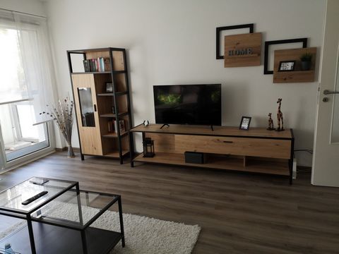 Rechtsrheinisch gelegene, helle, freundliche Wohnung mit Balkon, direkt am Waldrand. Die Wohnung verfügt über ein großes Wohnzimmer mit Smart TV und angrenzendem Balkon, ein Schlafzimmer mit Doppelbett (1,40 x 2,00 m) und großem Kleiderschrank, einem...