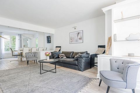 This spacious, bright 112m² flat is located on the 1st floor with lift of a secure building. It enjoys a prime location in one of the most sought-after districts in the Paris region. You'll enjoy an upmarket living environment, close to all the ameni...