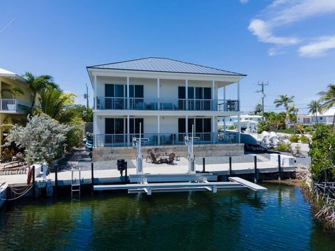 This home in the Village of Islamorada offers an opportunity to experience the Florida Keys in style! With a pleasing blend of barefoot elegance and modern sensibility, it is the perfect full time, part time or rental property in Port Antigua. This h...