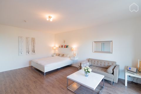 The 1-room apartment with a beautiful balcony offered here was completely renovated in December 2017 and equipped to a high standard. It is located on the outskirts of Buxtehude which is abeautiful city in the outskirts of Hamburg. The apartment is o...