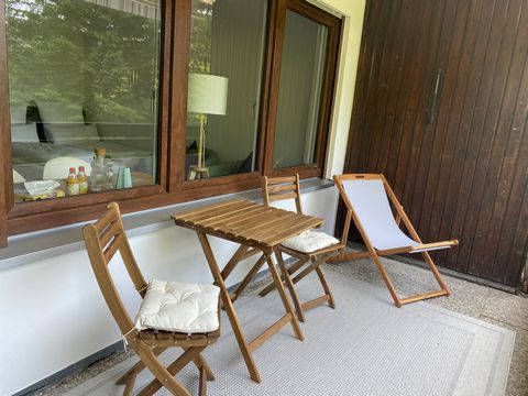 Sit back and relax - in this quiet, stylish accommodation. The small, pretty flat, is idyllically situated on the slopes of Bad Liebenzell with a view of the Black Forest. The two single beds can be set apart or together, just as guests wish. The spa...