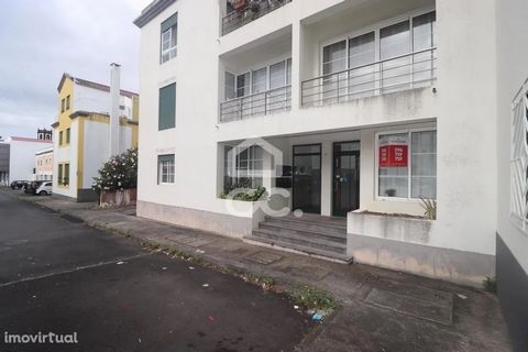 2-Bedroom Apartment 2 Wc's Laundry Treatment Zone Piped Gas Collection Proximity of Commerce and Services Located on the outskirts of the city of Ponta Delgada, from which it is about three kilometers, it is bordered to the north by the parish of Faj...