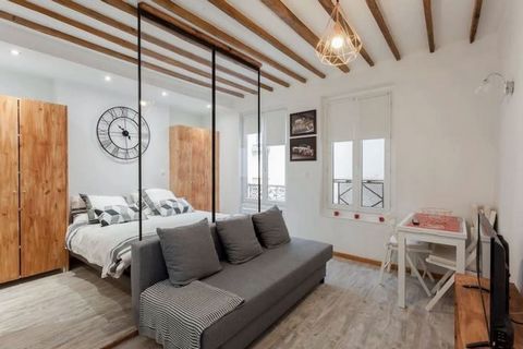 Studio apartment in the 18th arrondissement, refurbished to a high standard with a sleek, designer feel. Hotel room feel. This studio is on the 3rd floor (no lift) of a beautiful building in the suburbs. It comprises - A living room with a 140x200cm ...