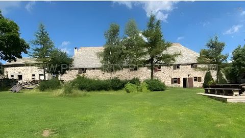 In a dominant position on 6 hectares with a spring, on the borders of Haute-Loire and Ardèche, come and discover this authentic farmhouse typical of the region and dating from the 16th century with its slate roof and its 35 meters long. Completely re...