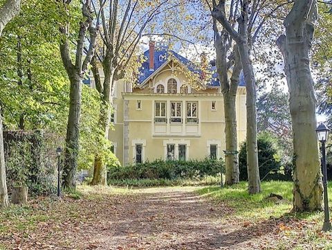 Superb Art Nouveau castle of 600 m2 nestled in the heart of a charming village, ideally located at the gates of the Ardèche, 20 km from the motorway, 1 hour from Lyon, 2h30 from Geneva. You can walk to the village. It offers you an elegant, comfortab...