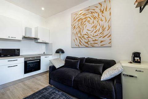 Although modest in size, this 13 square metre studio offers a clever layout to maximise the space available. Located on the 4th floor without a lift, here is a detailed overview of its features: Spacious Living Room: Sofa bed offering a versatile spa...