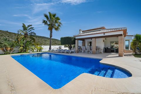 Grosses und komfortables Ferienhaus mit privatem Pool in Benitachell, an der Costa Blanca, Spanien für 6 Personen. Das Haus liegt in einer residentiellen Umgebung und etwa 5 Km entfernt von Javea. Das Haus hat 3 Schlafzimmer und 2 Badezimmer. Die Unt...
