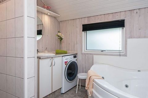 Casa de vacaciones con bañera de hidromasaje y sauna ubicada en un entorno tranquilo a poca distancia del acogedor entorno portuario de Bork Harbour. Sala de estar y comedor funcional combinada con área de cocina. Salida a magnífica terraza descubier...