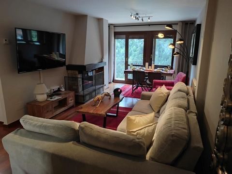 We present this charming apartment in the Arinsal area, La Massana, a residence that combines modern comfort with the natural beauty of the Pyrenees. With two double bedrooms and two bathrooms, the property offers a cozy space in good condition, with...