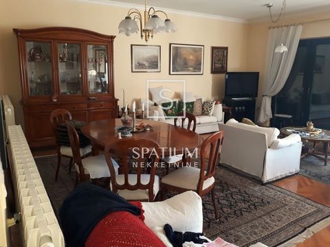 KOSTRENA, in the offer we got a house in a prime location just 250m from the beach. The house extends to 250m2 and consists of the ground floor, first and second floor. On the ground floor there is a spacious 1 bedroom + bathroom apartment of 94 m2, ...