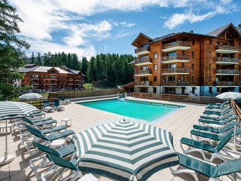 The residence is located 200 meters from the center of Vars, a family-friendly resort in the Hautes Alpes, which nestles in a splendid larch forest, in the La Forêt Blanche ski area with its 180 kilometers of ski slopes. The residence features wooden...
