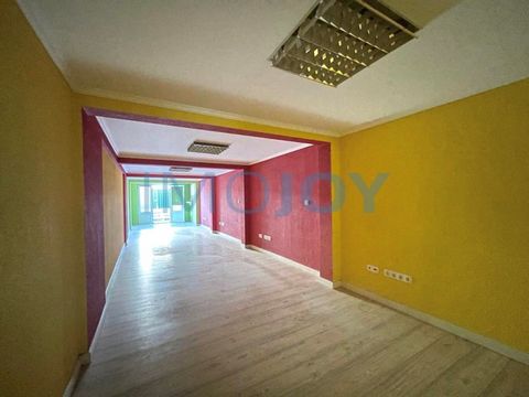 Shop with 46m2 of gross private area and a small patio of 15m2 with access to the public road through ramp and stairs. The space is in the final stages of refurbishment and is for sale and for rent. Extremely versatile store, able to adapt to a wide ...