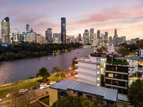 Prominence Residences boasts an elevated position high above the Kangaroo Point cliffs. Set in this magnificent complex, this immaculate Four-bedroom apartment offers a luxe sanctuary only moments from Brisbane's CBD. Bookended by the Story Bridge an...