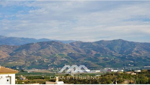 Large apartment of 159m2 with lots of light, on a corner in one of the quietest areas of Benamocarra. The property has 4 bedrooms, furnished kitchen, living-dining room with access to a large balcony, a great laundry room that could be used as a 5th ...