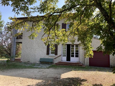 Between Bazas and Captieux, Come and discover this 278 m2 building, full of character and ideal for a second home or for a large family. The house consists on the ground floor of a beautiful entrance, a dining room, a living room, a dining kitchen wi...