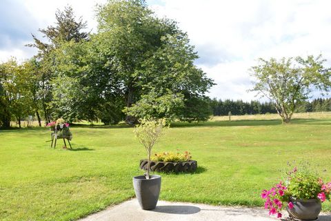 Experience the beauty of Ardennes from this 2-bedroom holiday home in Vaux-sur-Sûre. Featuring a private terrace to enjoy cozy barbecue evenings, it is near the forest. It offers a perfect stay for a family of 4 with children or a small group. The la...