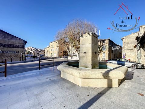 Le Nid de Provence vous propose une maison de ville d'environ 141m2 située dans la commune de Mondragon. Bien qu'elle nécessite des travaux, cette maison exposée plein sud possède un grand potentiel. Le rez-de-chaussée comprend une pièce de vie lumin...
