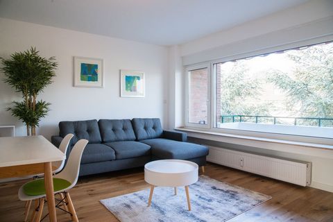 Nice apartment in Meerbusch close to Düsseldorf. Very good connection with metro or bus to Düsseldorf. Rhine is also in walking distance. One bedroom with double bed and big cupboard. Living and dining room with new couch, TV, table an 4 chairs. Entr...