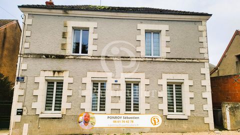 Come and discover this large family house located in the village of Varennes-sur-Fouzon, a small town with all amenities (bakery, butcher/delicatessen, hairdresser...) This mansion with beautiful volumes is composed as follows: - On the ground floor:...