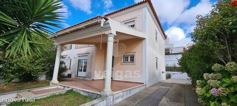 House in Sobral da Lagoa, overlooking the lagoon of Óbidos and at the door of the village of Óbidos. Arranged on 2 floors, with good areas and an excellent garden space around it. The lower floor of the property has a living room with fireplace, a la...