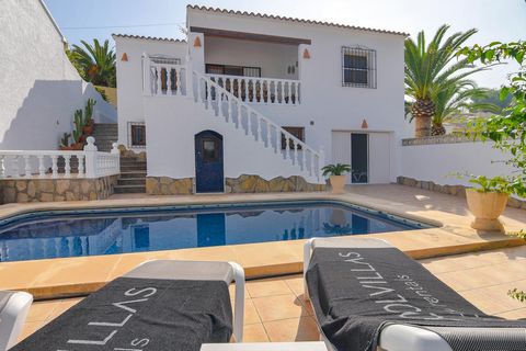 Villa maravillosa y alegre con piscina privada en Moraira, Costa Blanca, España para 6 personas. La casa está situada en una zona residencial de playa, cerca de restaurantes, bares y supermercados, a 500 m de la playa de Cala Andrago y a 0,5 km del M...